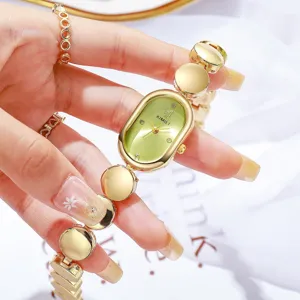 Détail de montre quartz ovale dorée, cadran vert, élégant bracelet montre femme chic.