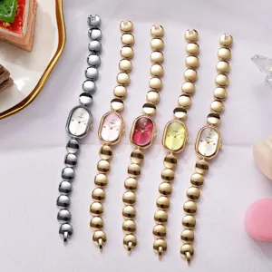Montre quartz pour femme avec cadran ovale et bracelet en perles métalliques, élégante et chic.
