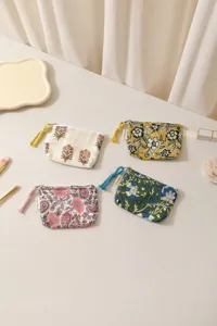 Vue détaillée de la mini trousse de maquillage en coton rétro à fleurs avec zip.