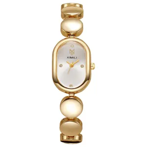 Montre quartz ovale dorée pour femme avec bracelet à maillons géométriques et cadran blanc épuré.