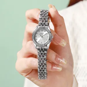 Reloj de cuarzo para mujer de acero inoxidable plateado con bisel de diamantes y esfera fina.
