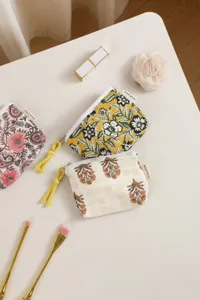 Mini pochette zippée en coton à fleurs rétro, trousse de maquillage portable détail.