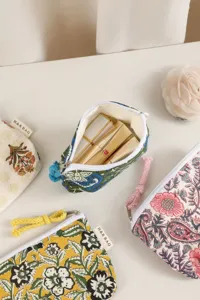 Vue détaillée de la pochette de maquillage en coton à fleurs vintage, petit porte-monnaie zippé.