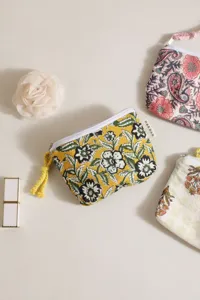 Vue détaillée de la petite pochette monnaie en coton fleuri rétro avec fermeture éclair chic.