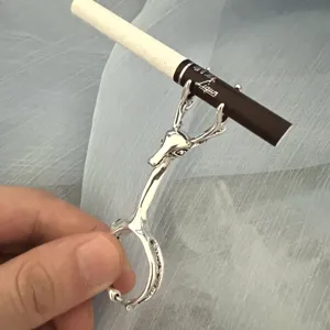 Verstelbare metalen hertengewei sigarettenhouder ring, stijlvol en praktisch design.