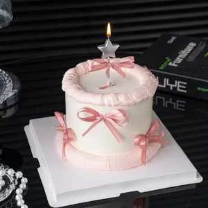 Décoration de gâteau nœud rose bougie étoile, style ballet, mignon design pour fête d'anniversaire.
