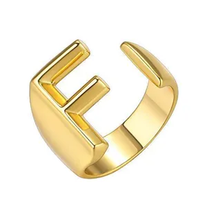 Letter E gouden ring detailweergave, minimalistische open verstelbare messing ring.