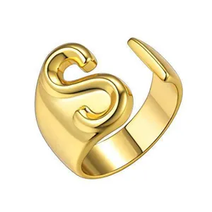 Gedetailleerd overzicht van een stijlvolle vergulde open ring met uniek abstract letter S-ontwerp.