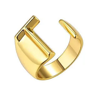 Gedetailleerde close-up van de gouden letter T open ring met gladde gepolijste afwerking.