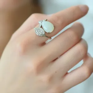 Prachtige zilverkleurige bladring met een witte jadesteen en sprankelende zirkonia.