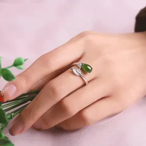 Prachtige Thaise zilveren ring met groene jade-achtige druppelsteen en verfijnd bladontwerp.
