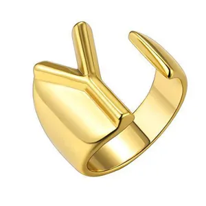 Gedetailleerd overzicht van de elegante gouden letterring met verstelbaar open ontwerp.