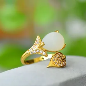 Vergulde ring met witte synthetische jade en sprankelende zirkonia bladeren voor dames.