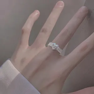 Vue détaillée de la bague ouverte cœur argenté minimaliste, bijoux de mode coréenne.