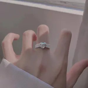 Vue en gros plan de la belle bague en argent perlé avec un pendentif cœur gravé.