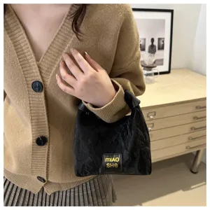 Elegante schwarze Schultertasche mit Knittertextur fuer Damen modische Freizeithandtasche