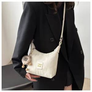 Modische einfarbige Damen Umhängetasche, lässige Schultertasche mit Plüschanhänger und modernem Design.