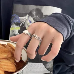 Gros plan détail des bagues ouvertes cœur minimaliste rétro pour femmes, style élégant.