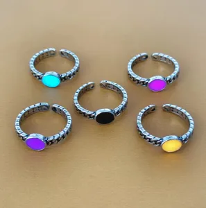 Retro ketting open ring set met lichtgevende stenen, verstelbare maat, hip-hop mode sieraden detail.