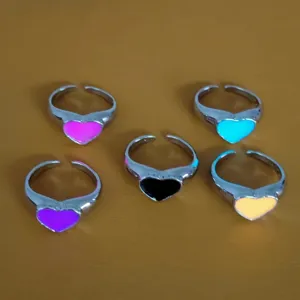 Set van vijf oplichtende hart open ringen in Thaise zilverstijl, koele minimal sieraden.