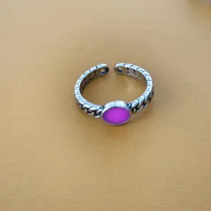 Retro open ring met paarse gloeiende steen en vintage gevlochten ketting ontwerp voor dames.