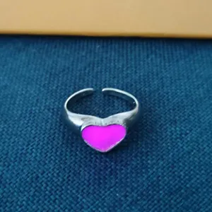 Verstelbare zilveren hartring met helder roze detail, lieve en stoere stijl voor vrouwen.