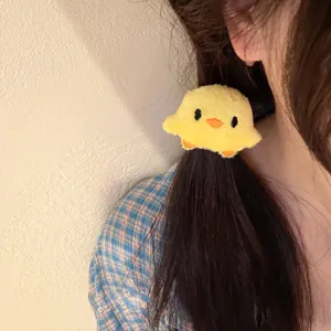 Morbido elastico per capelli a papera gialla in peluche per dolci e carini look quotidiani.