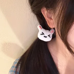 Dettaglio elastico per capelli con coniglietto di peluche, materiale morbido e dolce.