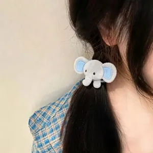 Primo piano dettagliato di un simpatico elastico per capelli con elefante di peluche morbido.