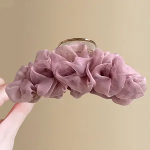 Elegante mauve Organza Blumen Haarklammer, große stylische Haarsprosse Detailansicht.