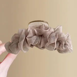 Nahaufnahme der eleganten Raff-Netz-Haarklammer, die weiche Chiffon-Textur zeigt.