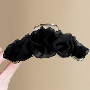 Detailansicht der schwarzen Netz-Haarklammer, elegantes gerafftes Chiffon-Design für Damen.