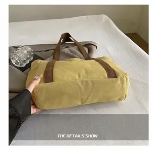 Detailansicht der großen Canvas Tote Bag, gelber Stoff mit braunen Trägern für Alltag.