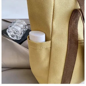 Stofftasche Detailansicht der Seitentasche mit strapazierfähigem Canvas und braunen Trägern.