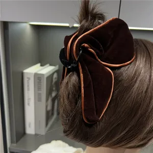 Braune Samt Haarklammer für Damen, großer dreieckiger Haargreifer für elegante Hochsteckfrisuren.