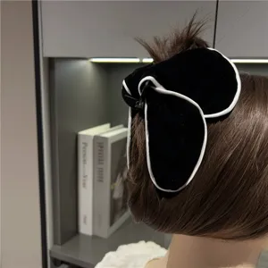 Schwarze Samt Dreieck Haarspange mit weißem Rand, große Haarklammer für elegantes Styling.
