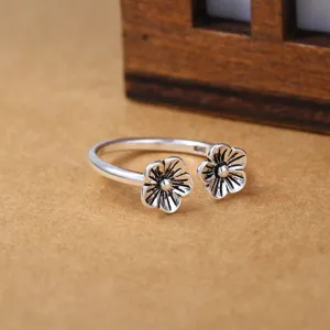 Minimalistische open zilveren ring met twee schattige bloemen, perfect paar sieraden.