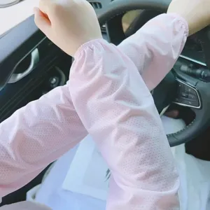 Nahaufnahme von atmungsaktiven Mesh-Eisärmeln am Arm im Auto für den Sommer Sonnenschutz.