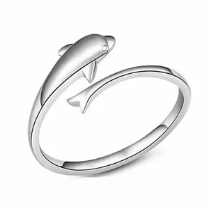 Zilveren dolfijn open ring detailweergave met gladde metalen afwerking en mooi design.