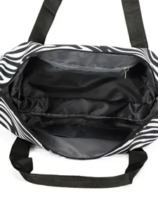 Bolsa de viaje deportiva con estampado de cebra vista superior interior espacioso.