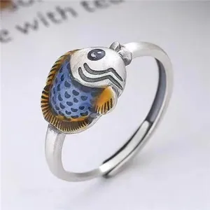 Vista detallada del anillo de carpa koi de plata tailandesa vintage, esmalte azul naranja exquisito.