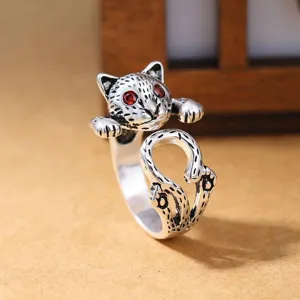 Nahaufnahme des Vintage silbernen Katzen-Wickelrings mit roten Kristallen und feinen Details.