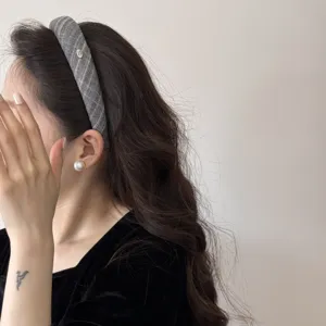 Λεπτομερής κοντινή λήψη της γκρι καρέ στέκας μαλλιών με διακριτική μεταλλική λεπτομέρεια.