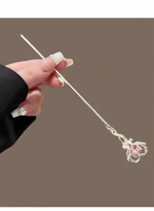 Dettaglio bacchetta magica fermacapelli in cristallo rosa, accessorio cuore, grazioso.