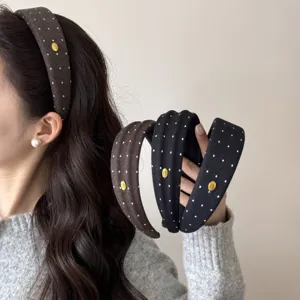 Cerchietto pois retro dettaglio in tessuto nero e marrone con graziosi dettagli dorati.
