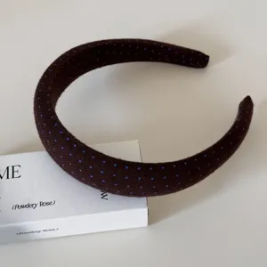 Brauner gepunkteter breiter Haarreif im Detail, stilvoller Retro-Stoffkopfschmuck für Damen.