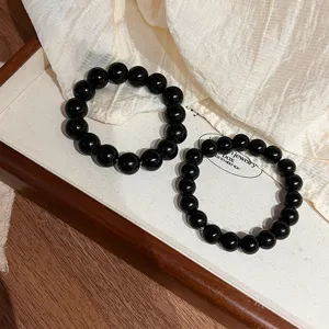Set di bracciali con perle nere, perle di vetro o pietra lisce, gioielli da polso eleganti.
