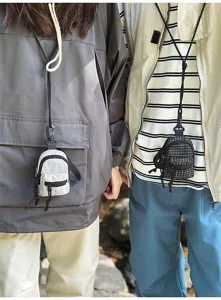 Vista dettagliata della mini borsa zaino collana elegante, accessorio streetwear di moda.