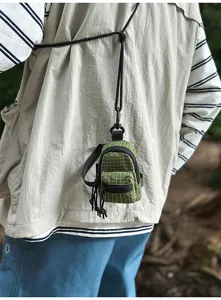 Mini borsa a tracolla a quadri verdi, accessorio leggero per cuffie e rossetto casual.