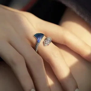 Anillo de plata estilo chino vintage con carpa koi y esmalte azul para mujeres chic.